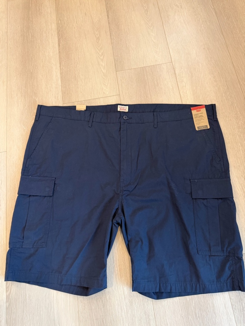LEVIS MENS BIG & TALL CLASSIC CARRIER CARGO SHORTS. size 54 belt loops pockets